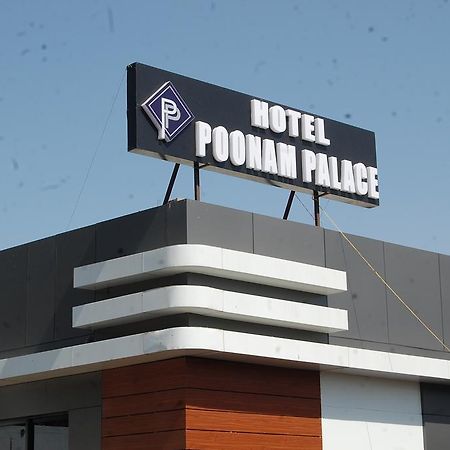 Hotel Poonam Palace Uddzsaín Kültér fotó