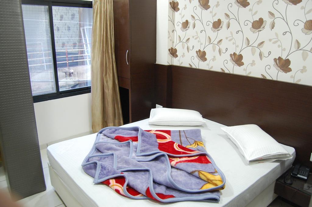 Hotel Poonam Palace Uddzsaín Szoba fotó