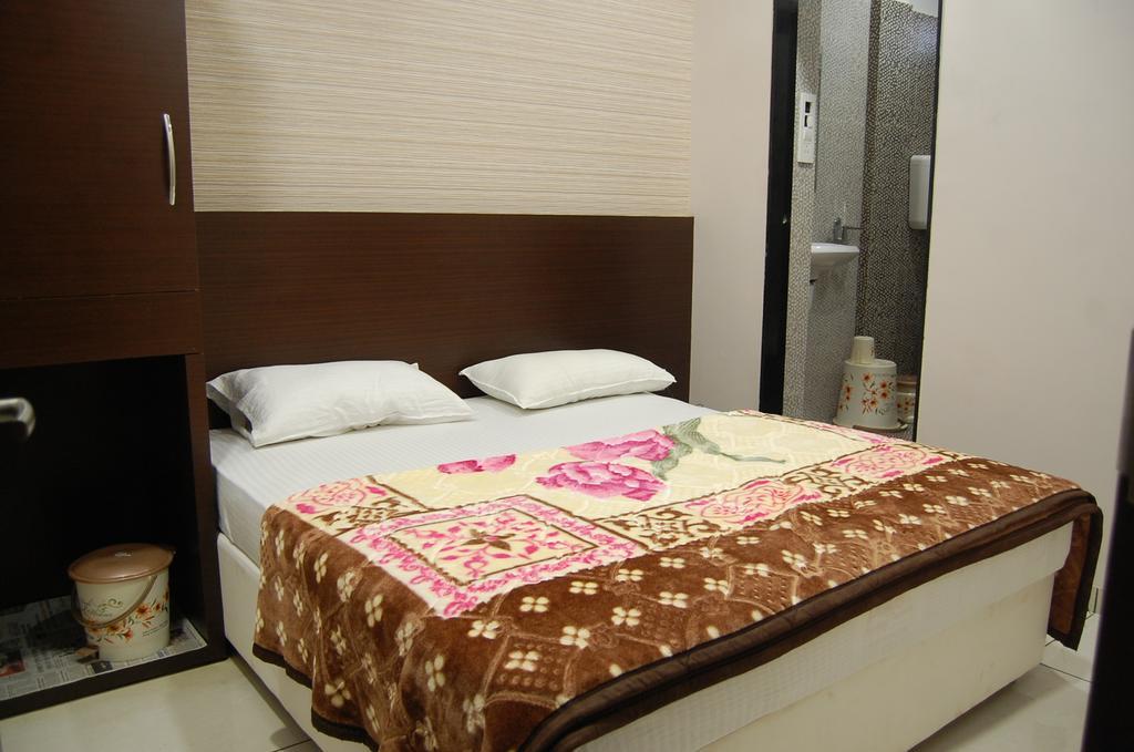 Hotel Poonam Palace Uddzsaín Szoba fotó