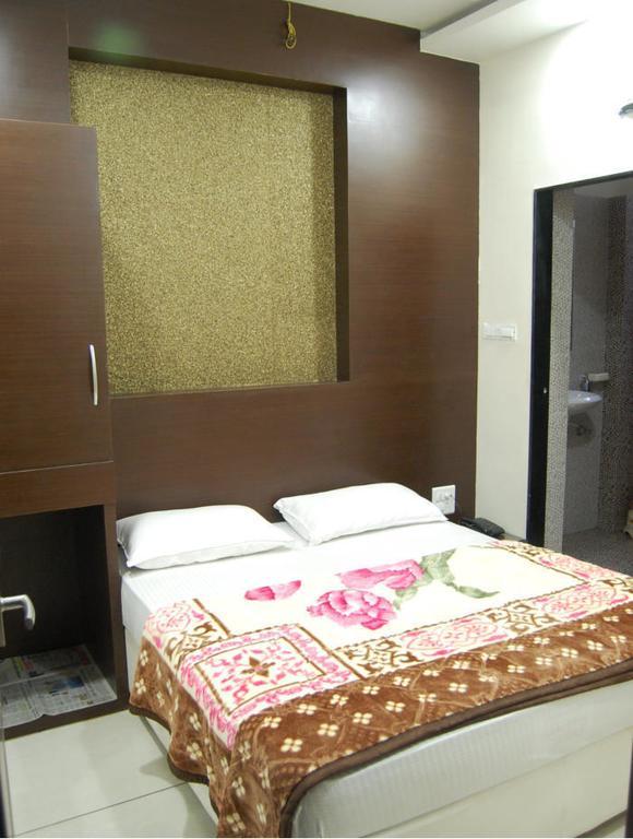 Hotel Poonam Palace Uddzsaín Szoba fotó
