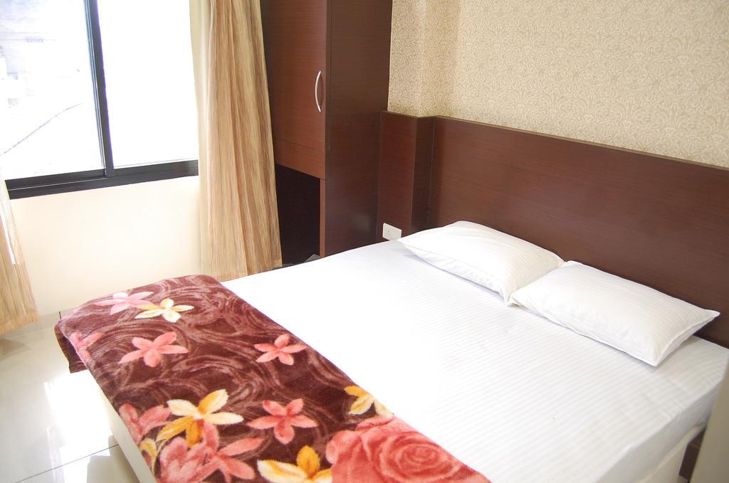 Hotel Poonam Palace Uddzsaín Szoba fotó