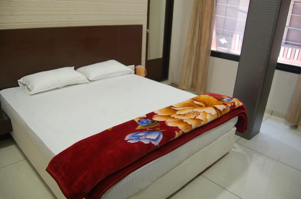 Hotel Poonam Palace Uddzsaín Szoba fotó