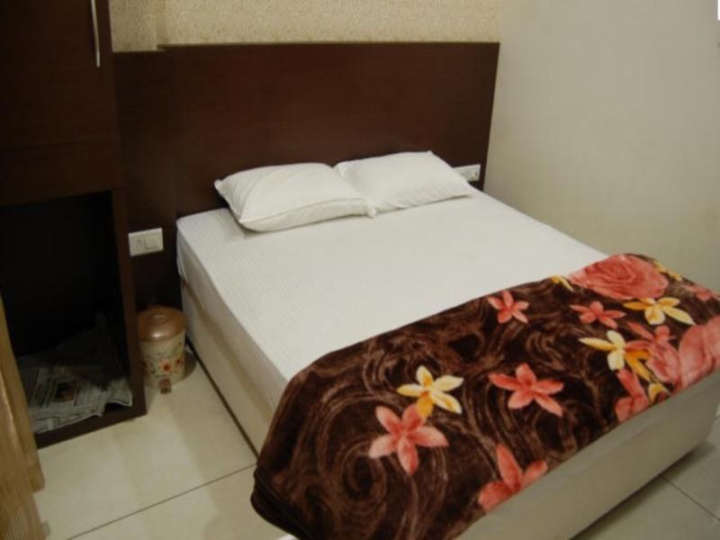 Hotel Poonam Palace Uddzsaín Kültér fotó