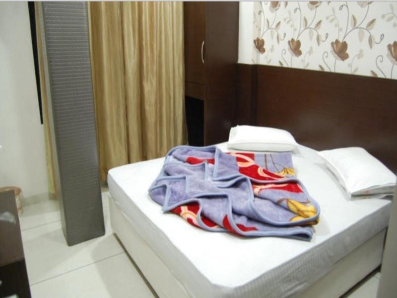 Hotel Poonam Palace Uddzsaín Kültér fotó
