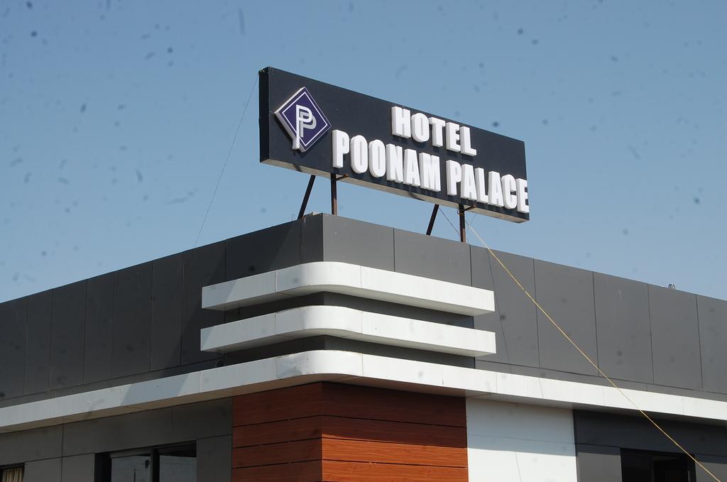 Hotel Poonam Palace Uddzsaín Kültér fotó
