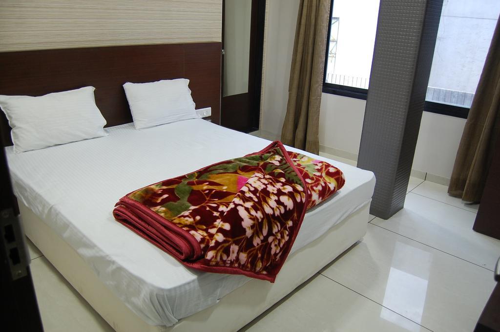 Hotel Poonam Palace Uddzsaín Kültér fotó