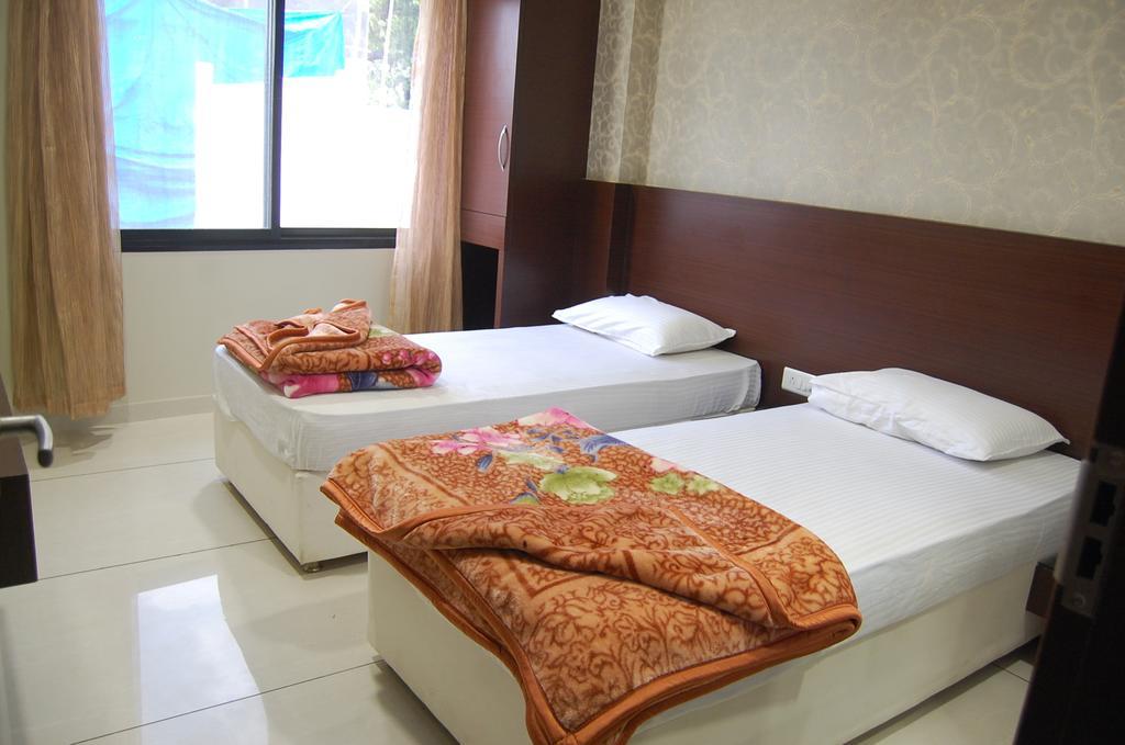 Hotel Poonam Palace Uddzsaín Kültér fotó