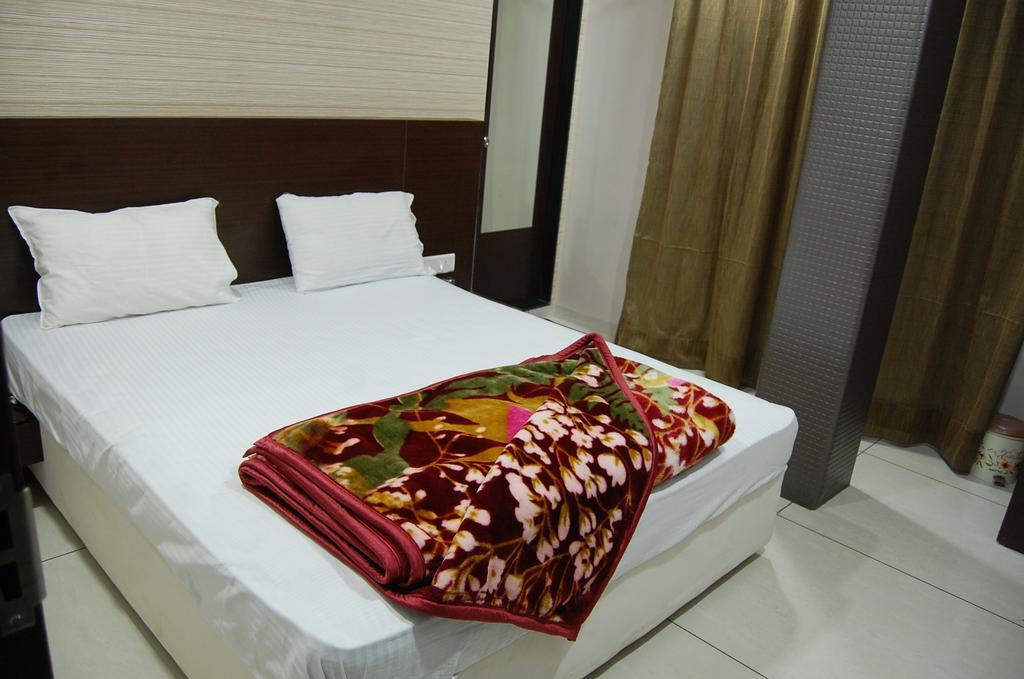 Hotel Poonam Palace Uddzsaín Kültér fotó