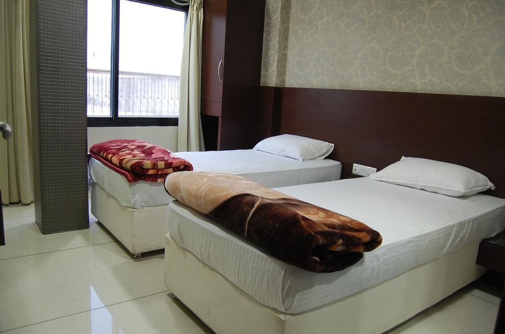 Hotel Poonam Palace Uddzsaín Kültér fotó